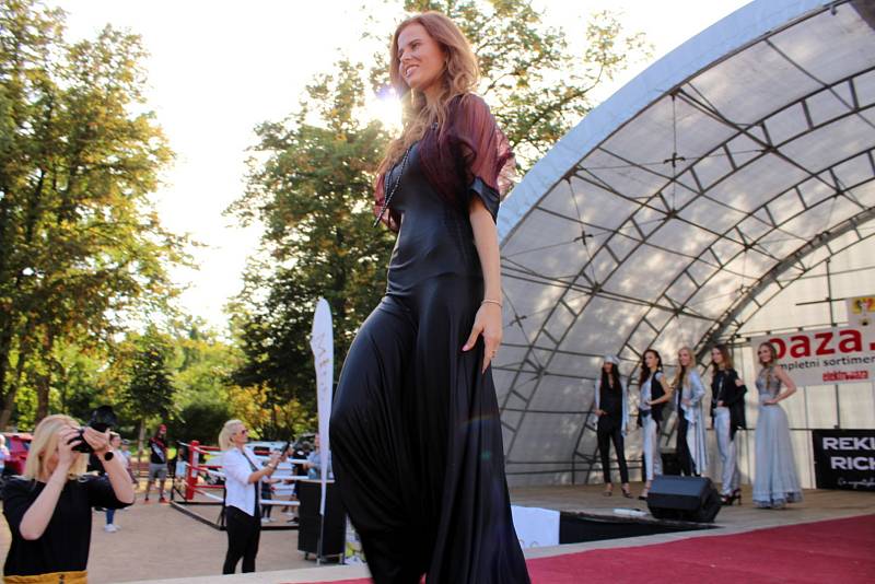 Finalistky Miss České republiky defilovaly v Poděbradech u lázeňské kolonády.