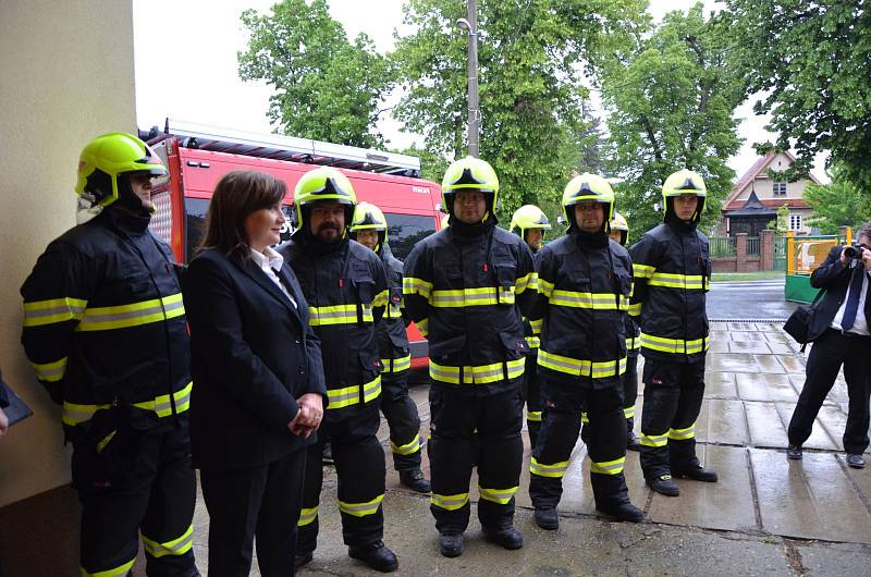 Ve středu 22. května poctily svou návštěvou ministryně financí Alena Schillerová a hejtmanka Středočeského kraje Jaroslava Pokorná Jermanová dobrovolné hasiče ve Velvarech.