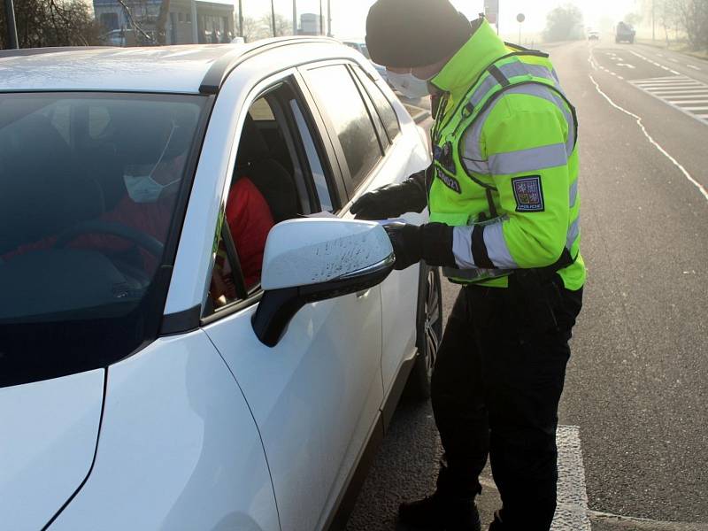 Kontrola Policie ČR na hranici okresu Nymburk.