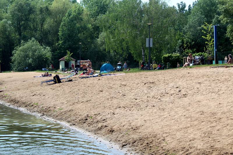 Na jezeře se zatím lidé koupou na vlastní nebezpečí. V areálu probíhají ještě poslední práce před začátkem sezóny.