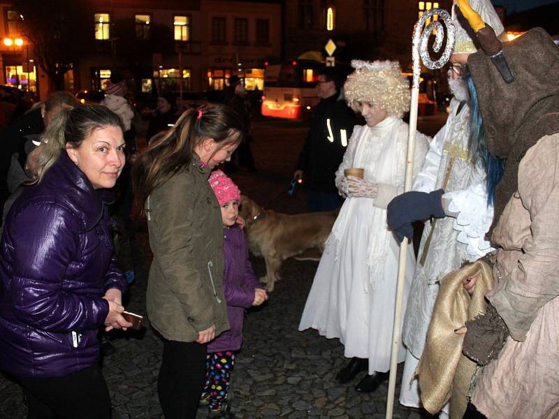 Čert s Mikulášem a andělem čekali děti i na nymburském náměstí.