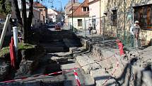 Archeolog Luděk Kos při komentované prohlídce popsal objevy v ulici Na Příkopě.