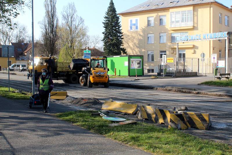 Stavba kruhových objezdů u nemocnice začala.