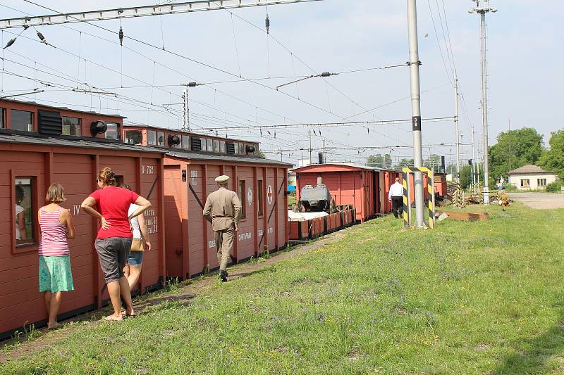 Legiovlak se třinácti vagóny, který byl postaven jako připomínka 100 let od těžkých časů československých legionářů v Rusku, stojí v těchto dnech na nádraží v Lysé nad Labem.