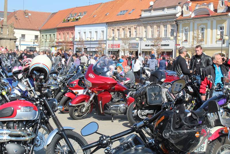 Zřejmě rekordní účast má letošní motorkářský sraz v Poděbradech, který každoročně na zahájení sezony pořádá Harley-Davidson Club Praha. Tentokrát se stroje nevešly na náměstí a kolonádu, takže pořadatelé je museli odklonit na náměstí T.G.M. a do všech při