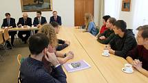Na poděbradském zámku se setkali ukrajinský velvyslanec, vedení lázeňského města a ukrajinští studenti připravující se na studium na českých vysokých školách.