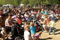 Na slavnostní zahájení sezóny dorazí pravidelně do lázeňského parku stovky lidí.