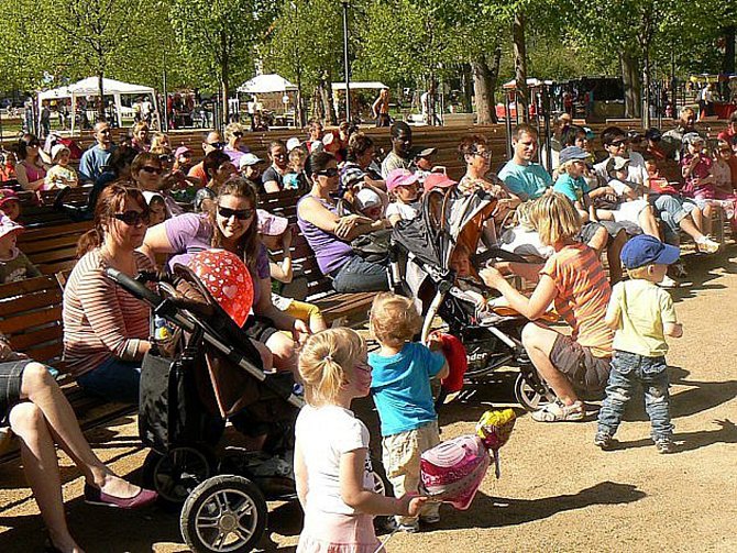 Na slavnostní zahájení sezóny dorazí pravidelně do lázeňského parku stovky lidí.