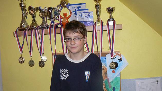 Jedenáctiletý Zdeněk Hlaváček je mistrem světa v jízdě na motorovém člunu.
