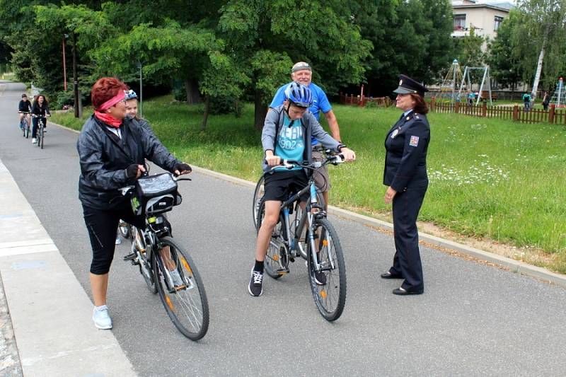 Preventivní akce mající za cíl správné vybavení cyklistů se konala společně na cyklostezkách Nymburska a Kolínska.