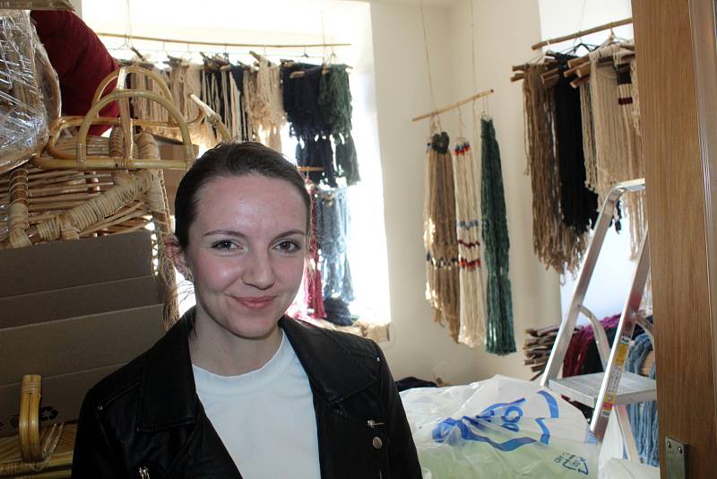 Anna ve skladu v Pátku u Poděbrad, který je základem pro dodání zboží z jejího eshopu.