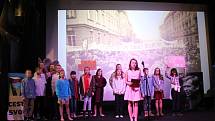 Páťáci z Kostomlat sehráli pásmo Cesta ke svobodě v lyském kině pro místní školáky.