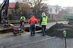 Havárie na vodovodním potrubí dočasně uzavřela část ulice Velké Valy v Nymburce.