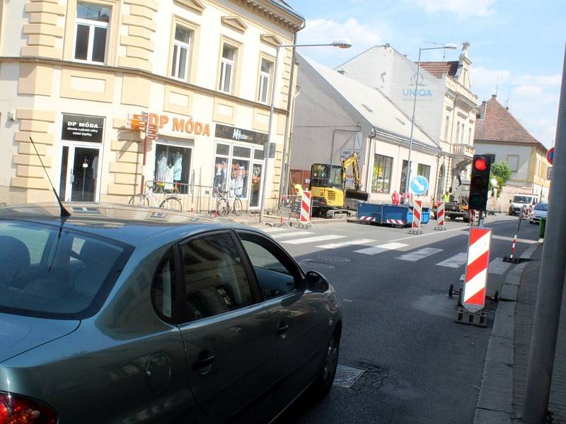 Průjezd centrem Poděbrad je v dopravní špičce často otázkou pomalého popojíždění a nyní i čekání na semaforu.