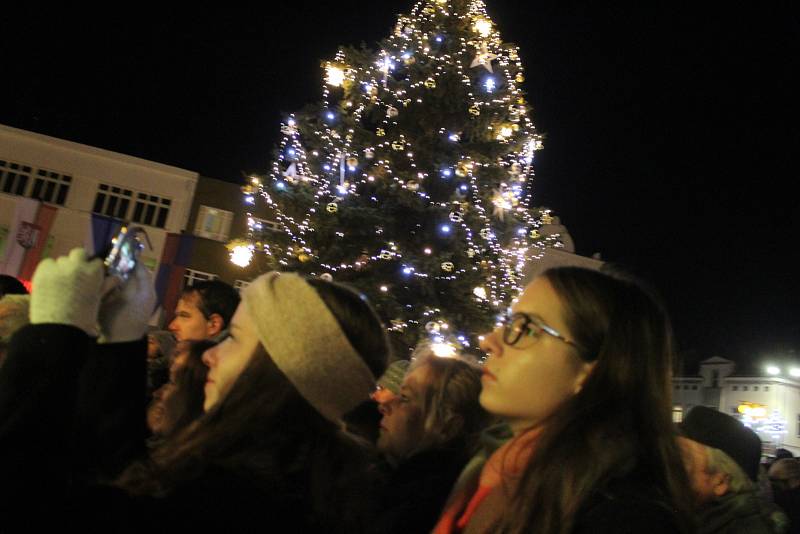 Z rozsvěcení vánočního stromu v Nymburce před dvěma lety.