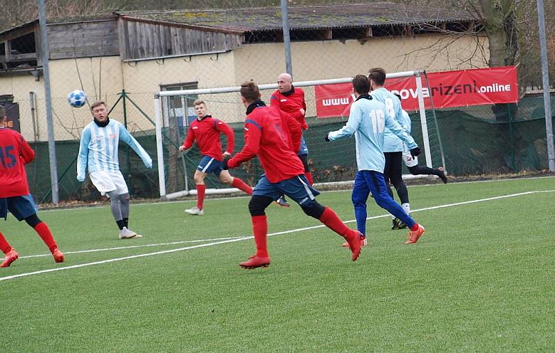 Zase nadělovali. Podruhé za sebou nastříleli fotbalisté Bohemie Poděbrady (v modrobílém) soupeři šest gólů, odnesl to Rychnov