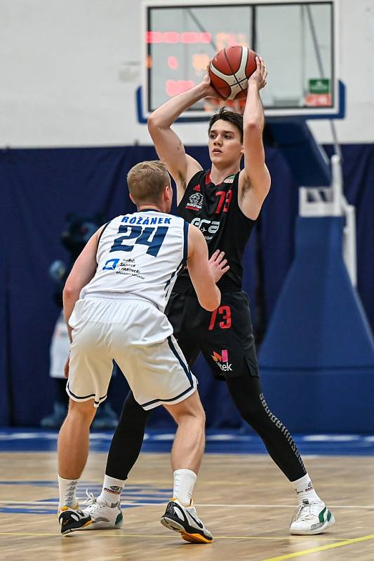 Z basketbalového utkání Kooperativa NBL Kolín - Nymburk (86:91)