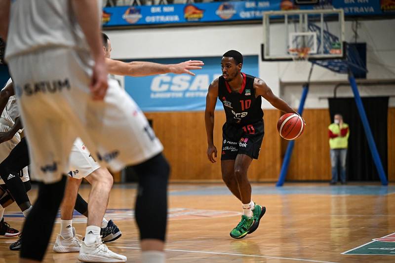 Z basketbalového utkání Kooperativa NBL Ostrava - Nymburk (75:101)