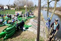 Vodáci se těší na svůj velký svátek. V sobotu 20. dubna je totiž  čeká akce s názvem Želviáda, při které sjedou od Žehuňského rybníka Cidlinu. Foto z  minulého ročníku.