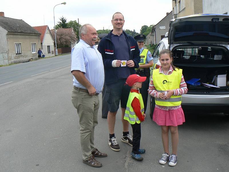 Při dopravní akci asistovaly děti z Kostelní Lhoty