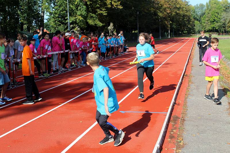 Vítězem se stala štafeta Základní školy TGM, která zvládla maratonskou trať v čase pod dvě hodiny.