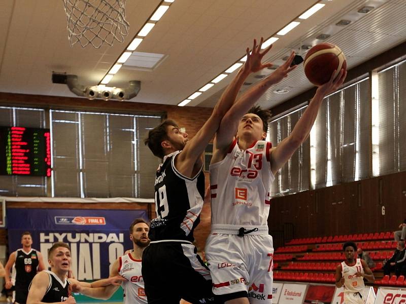 Z basketbalového utkání Final 8 Českého poháru Nymburk - Hradec Králové (103:64)