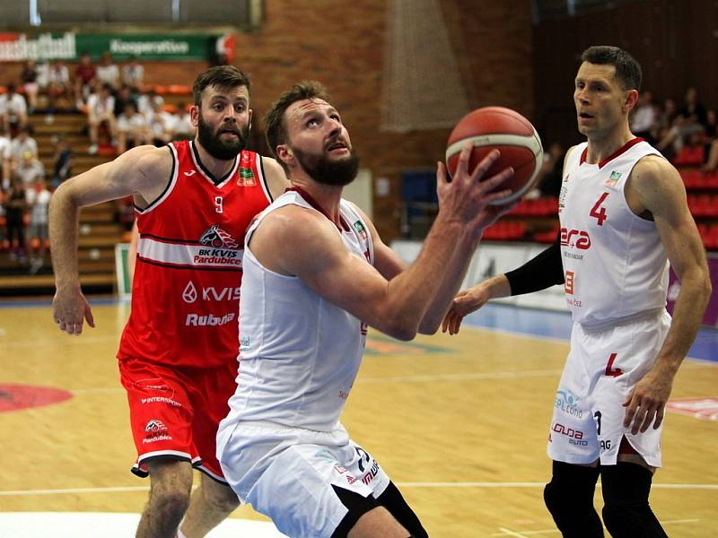 Z basketbalového utkání Kooperativa NBL o bronz Nymburk - Pardubice (93:75)