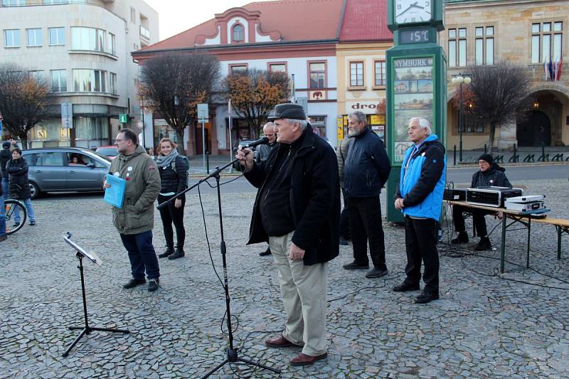 V Nymburce vyvrcholily oslavy 30. výročí Sametové revoluce v neděli odpoledne průvodem a shromážděním na náměstí.