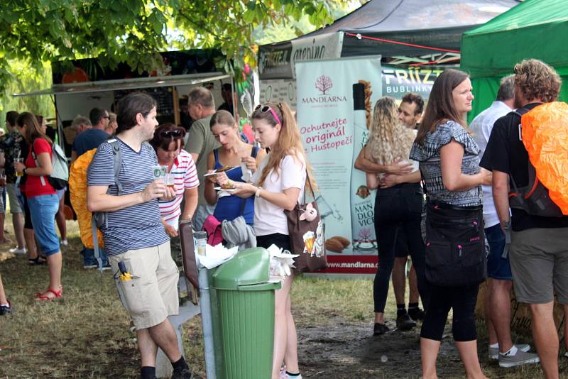 Stovky lidí ochutnávaly exotická jídla a piva z malých pivovarů.