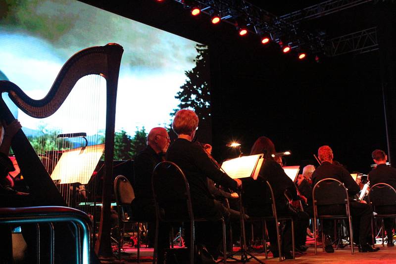 Páteční večer na hlavní scéně u jezera patřil filmovým melodiím Ondřeje Soukupa.