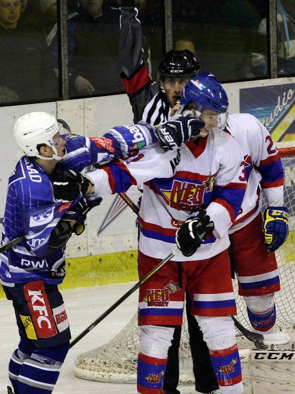 Nymburk (v bílém) senzačně doma v derby přehrál první Kolín 4:3. 