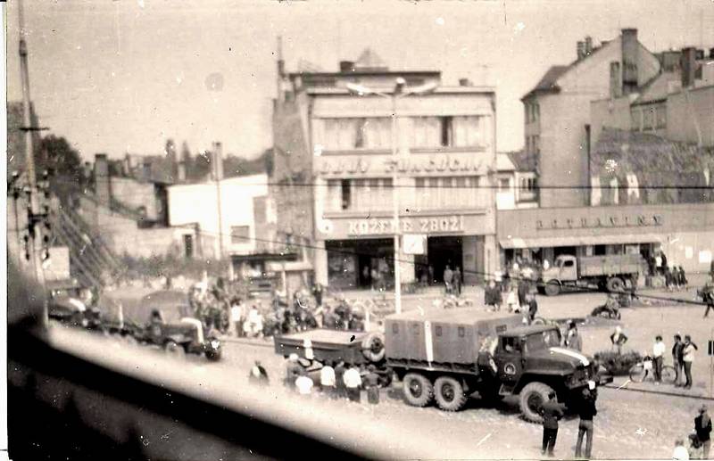 Nymburské náměstí 21. srpna 1968 foceno tajně z balkónu jednoho z okolních bytů.