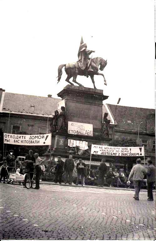 21. srpna 1968 na náměstí Jiřího z Poděbrad v Poděbradech