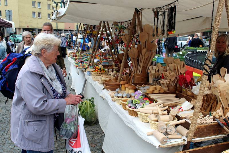 Farmářské trhy na náměstí Přemyslovců v Nymburce.