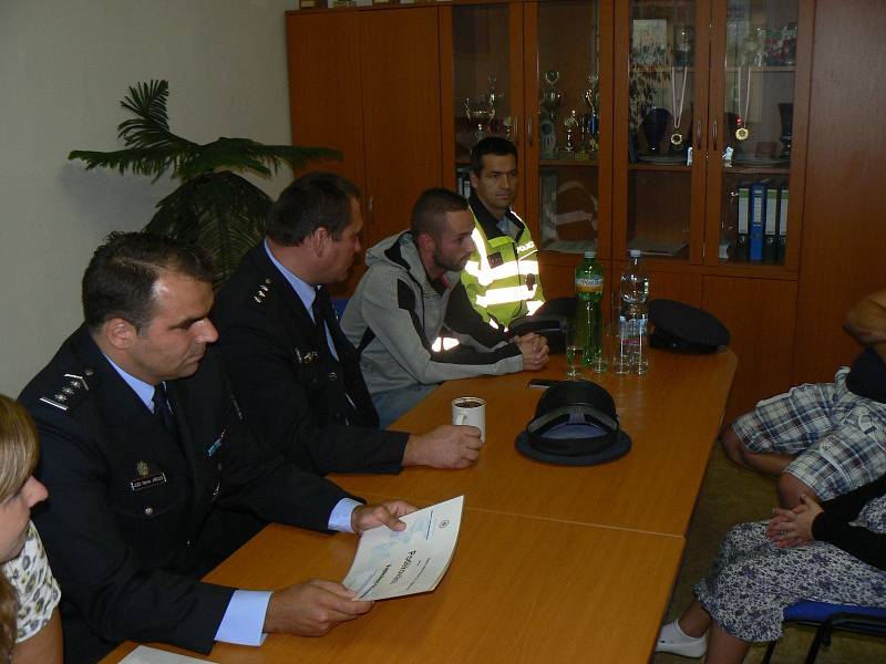 Setkání vedení policie, starostky a zachránců z Úmyslovic