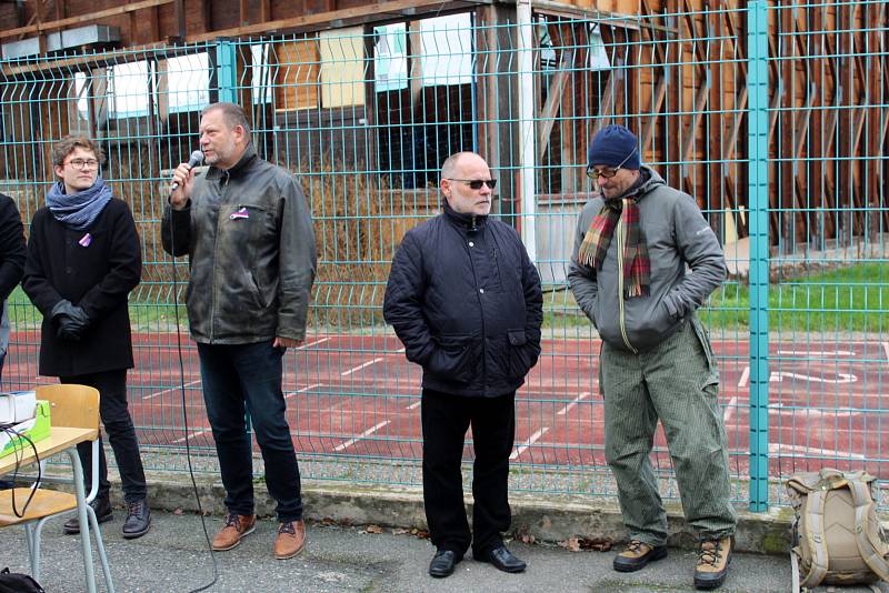 Studenti nymburského gymnázia si před dvěma lety připomněli 30. výročí Sametové revoluce velkou výstavou a řadou doprovodných akcí.