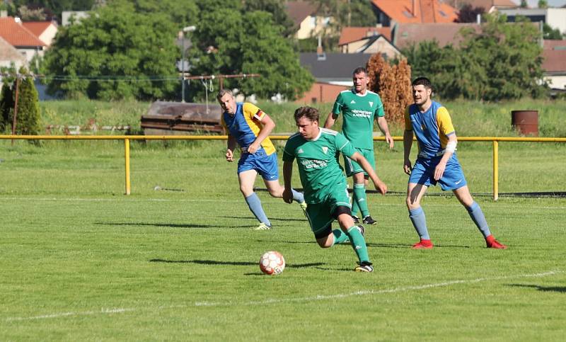 Z fotbalového utkání okresního přeboru Přerov nad Labem - Všejany (3:2)