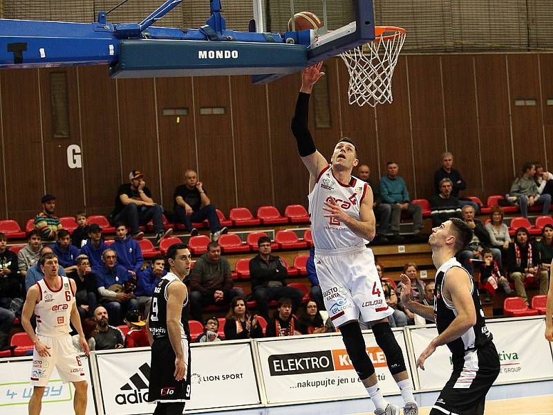 Z basketbalového utkání nejvyšší soutěže Nymburk - Hradec Králové (102:65)