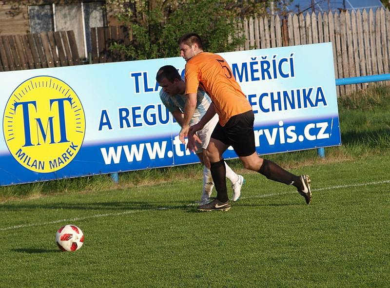 Z fotbalového utkání I.B třídy Sadská - Sokoleč (2:0)