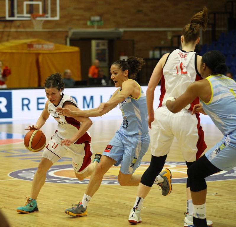 Z basketbalového finále žen Nymburk - USK Praha (44:83)