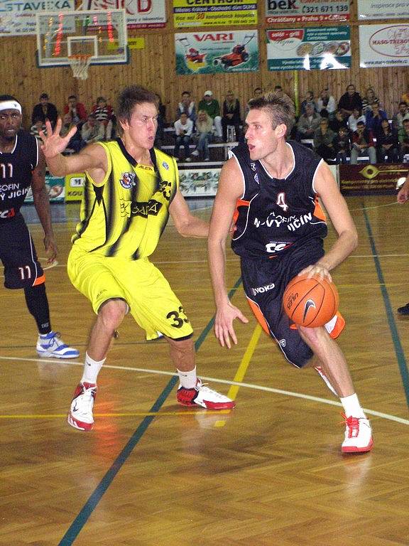 Basketbalisté Sadské hrají dnes na své palubovce s týmem Nového Jičína. Tomu podlehli v obou letošních vzájemných zápasech. Doma Sadská prohrála 71:89, na palubovce soupeře 71:102