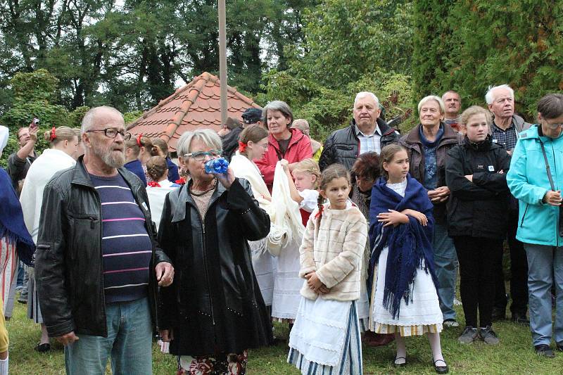 Dožínkovou slavnost V zámku a v podzámčí uspořádalo Polabské muzeum společně s obcí Přerov nad Labem a majitelem zámku Českým rozhlasem už tradičně ve skanzenu a přilehlém zámku.