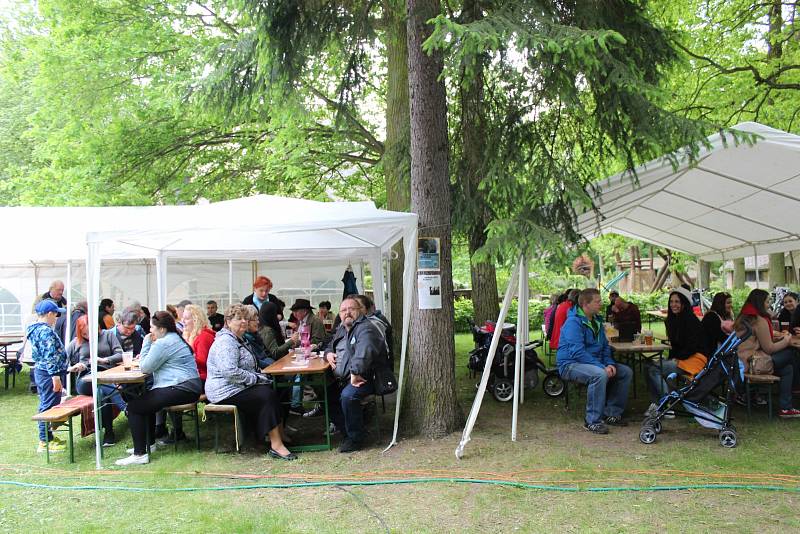 Zahrada Lesního ateliéru Kuba v Kersku byla v sobotu opět po roce plná příznivců mistra slova Bohumila Hrabala.