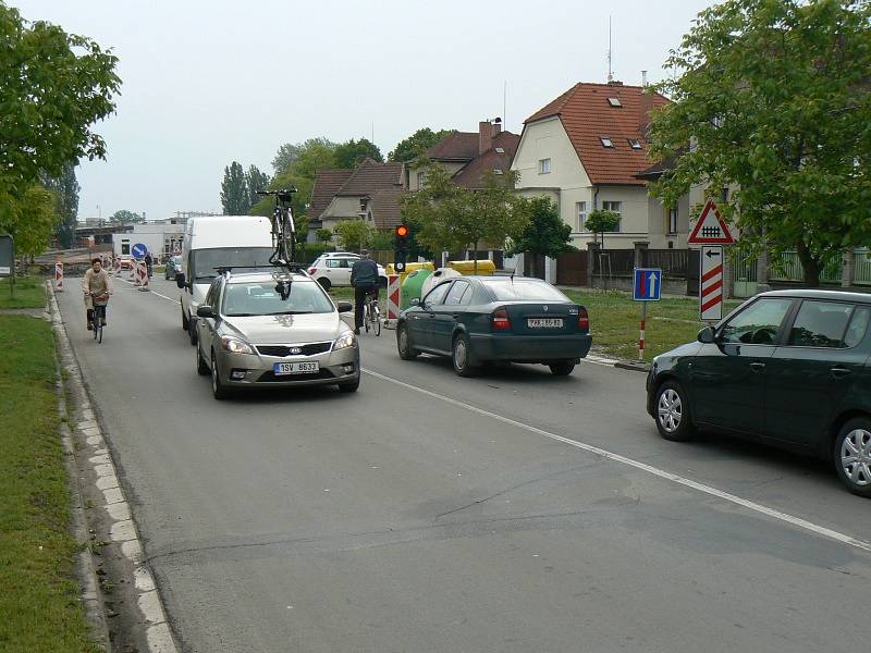 Rušení přejezdu na Koutecké a situace na přilehlé křižovatce