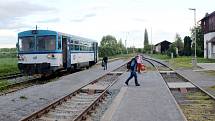 Z městeckého nádraží odjíždějí vlaky na Křinec a opačně na Chlumec nad Cidlinou. Prvně jmenovaným směrem zřejmě brzy jezdit přestanou.