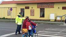 Na přechodu pro chodce v Sadské na Poděbradské ulici musí každé ráno městský strážník pomoci školákům bezpečně přejít.