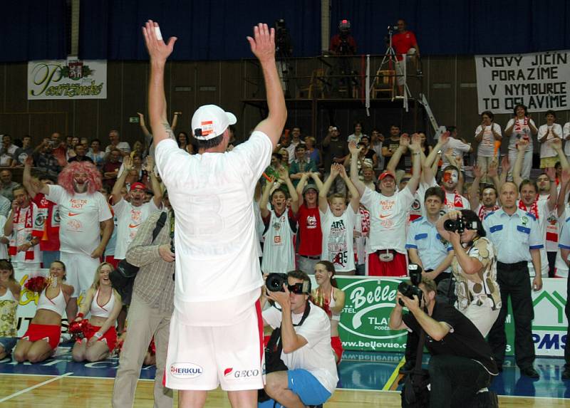 Basketbalisté Nymburka mohli slavit po pátém zápase s Novým Jičínem titul pro mistra ligy