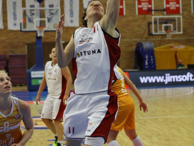 Z basketbalového utkání play off nejvyšší soutěže žen Nymburk - VŠ Praha (70:55)