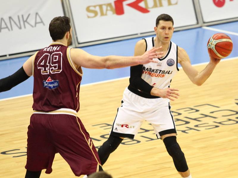 Basketbalisté Nymburka (v bílém) hráli další utkání Ligy mistrů na své palubovce s týmem Lietkabelis Panevežys.