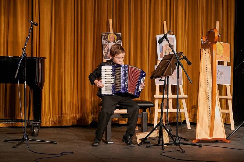 Online koncert z Divadla Na Kovárně je také coby záznam na Facebooku divadla.